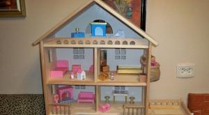 Полиця «будиночок» - зручна та оригінальна ідея для дитячої